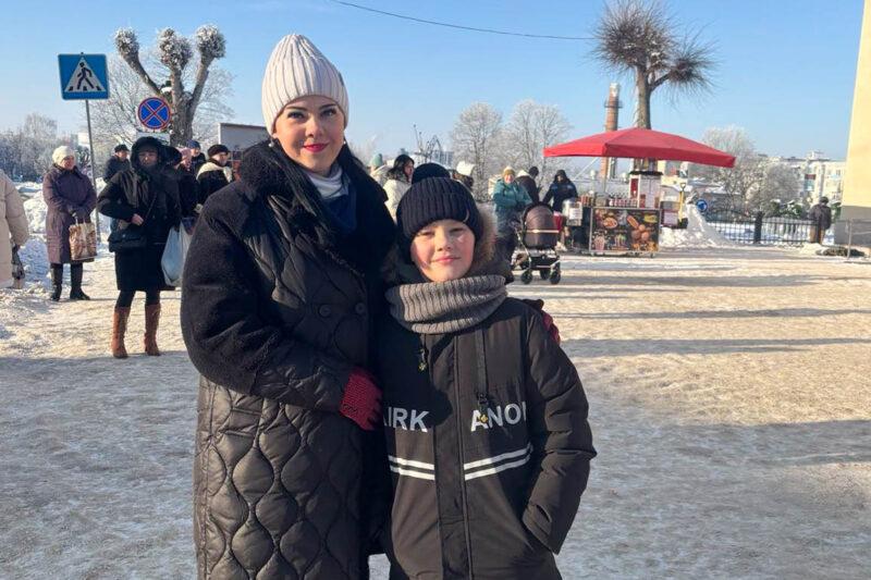 Святочны карагод талентаў: каля Нясвіжскага РЦК прайшоў раённы фестываль «Калядныя сустрэчы»