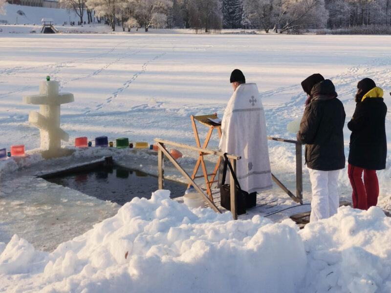 На озере в Крещенский сочельник Диком прошло традиционное окунание в ледяную воду