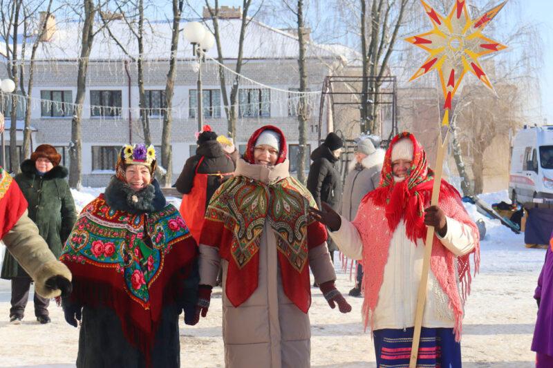 Святочны карагод талентаў: каля Нясвіжскага РЦК прайшоў раённы фестываль «Калядныя сустрэчы»