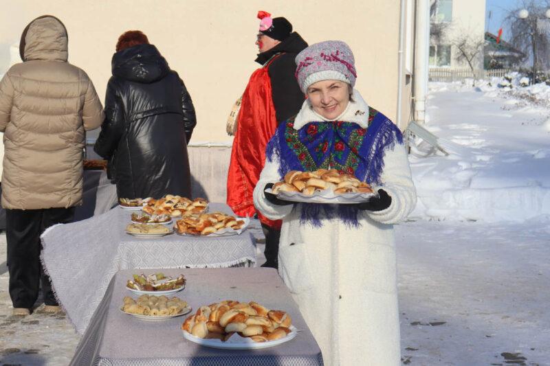 Святочны карагод талентаў: каля Нясвіжскага РЦК прайшоў раённы фестываль «Калядныя сустрэчы»