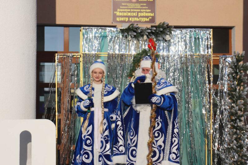 Святочны карагод талентаў: каля Нясвіжскага РЦК прайшоў раённы фестываль «Калядныя сустрэчы»