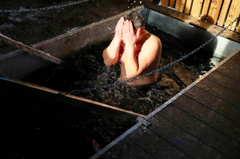 В деревне Качановичи прошли традиционные омовения в Крещенской купели