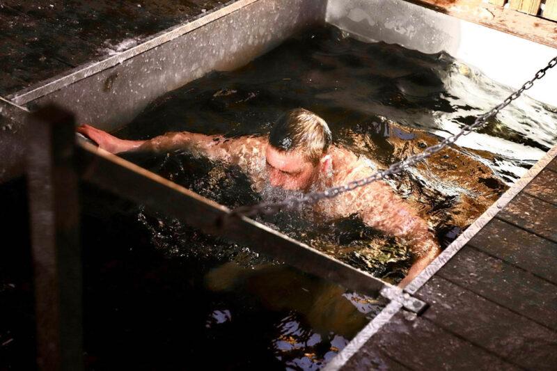 В деревне Качановичи прошли традиционные омовения в Крещенской купели