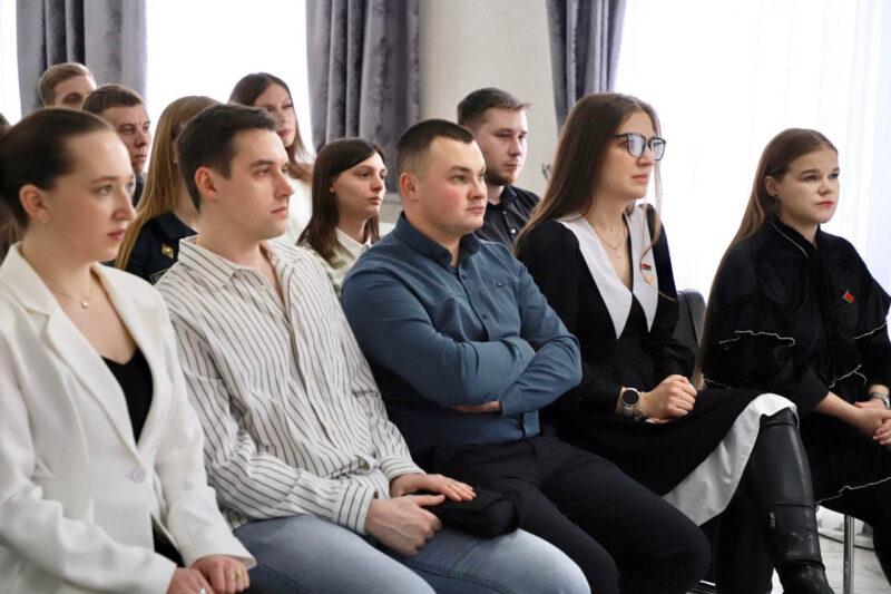 Елена Клишевич провела открытый диалог с работающей молодежью и членами Молодёжного совета