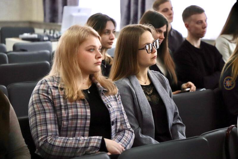 Елена Клишевич провела открытый диалог с работающей молодежью и членами Молодёжного совета