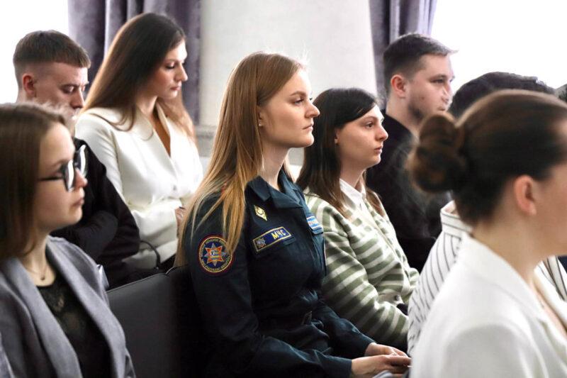 Елена Клишевич провела открытый диалог с работающей молодежью и членами Молодёжного совета