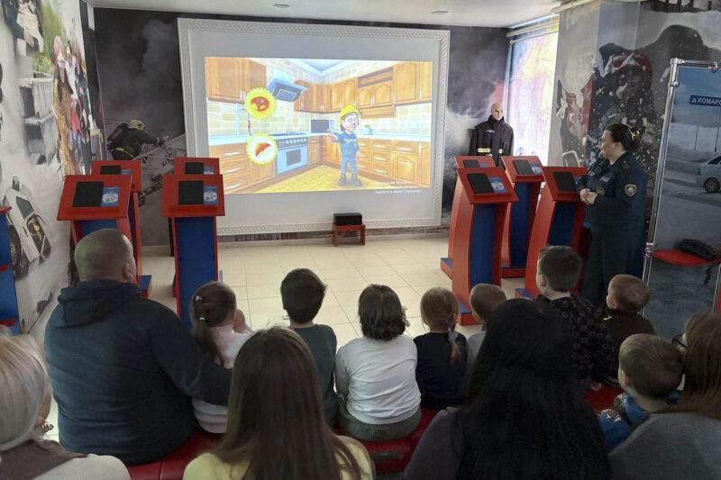 Обучающий тренинг для родителей и детей прошел в центре безопасности