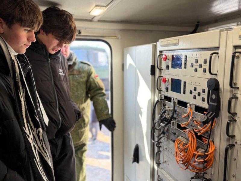 «День открытых дверей» для учащихся провели военнослужащие 85 бригады связи