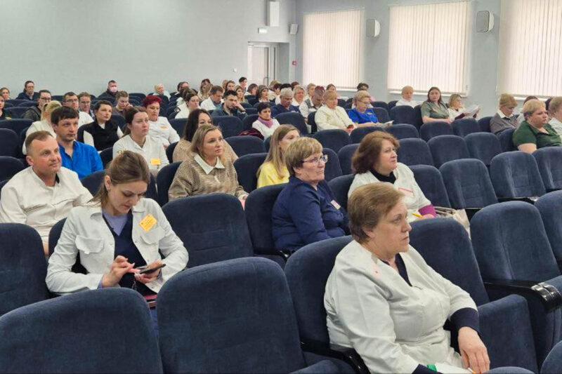 Правовой инспектор труда БПРЗ совместно с прокурором Несвижского района провели приём граждан в ЦРБ и ЦГиЭ