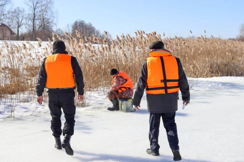 Несвижские спасатели совместно с ОСВОД провели рейд по весенним водоёмам