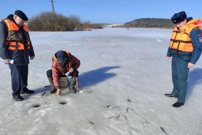 Несвижские спасатели совместно с ОСВОД провели рейд по весенним водоёмам