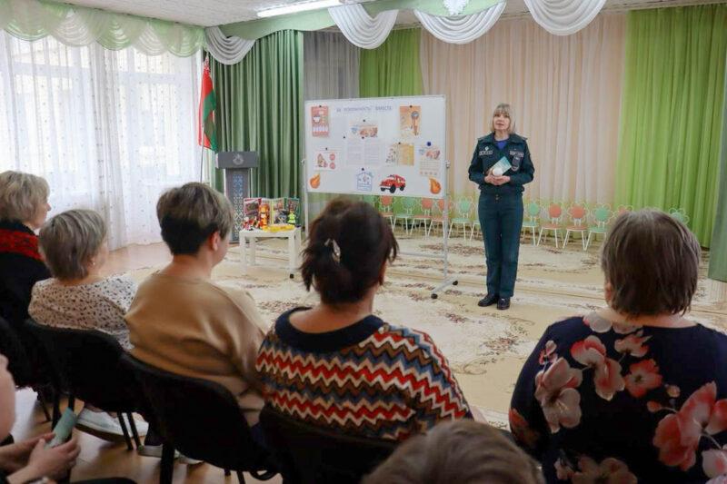 Безопасность начинается с каждого из нас: встреча трудового коллекстива ГУО «Сновский детский сад» с представителем РОЧС