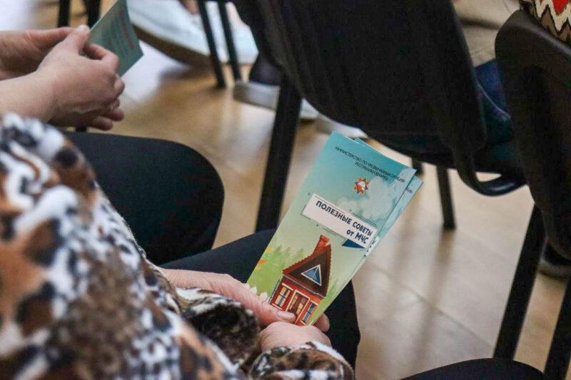 Безопасность начинается с каждого из нас: встреча трудового коллекстива ГУО «Сновский детский сад» с представителем РОЧС