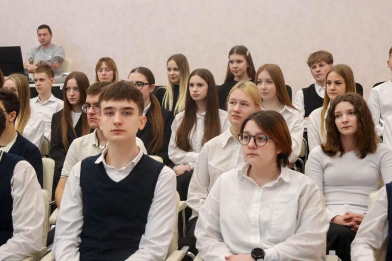 Состоялась диалоговая площадка «Конституция — фундамент, ядро, основа» для учеников 9–11 классов школ Несвижа и района