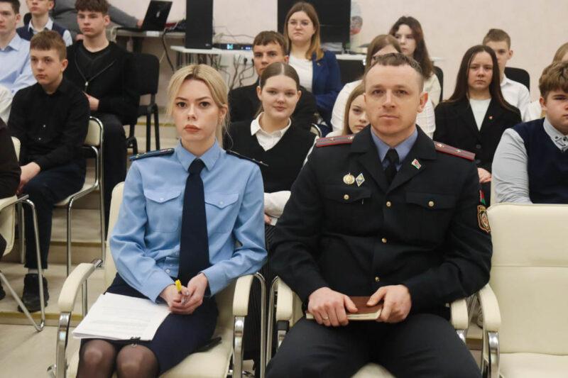Состоялась диалоговая площадка «Конституция — фундамент, ядро, основа» для учеников 9–11 классов школ Несвижа и района