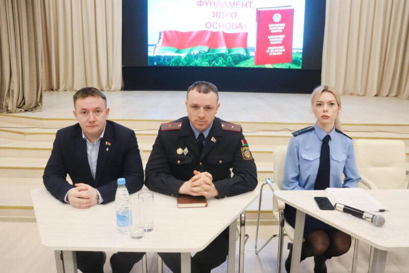 Состоялась диалоговая площадка «Конституция — фундамент, ядро, основа» для учеников 9–11 классов школ Несвижа и района