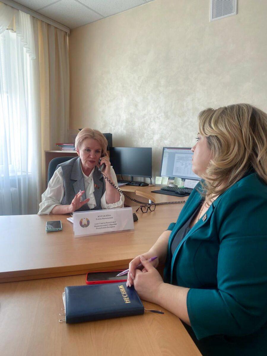 Сенатор Елена Журавлёва провела личный приём граждан и прямую телефонную линию в Сновском сельисполкоме