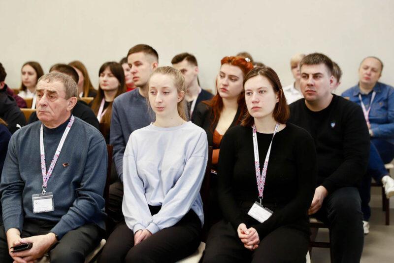 В рамках Единого дня информирования Сергей Алейник встретился с трудовым коллективом СП ОО «ФАРМЛЭНД»