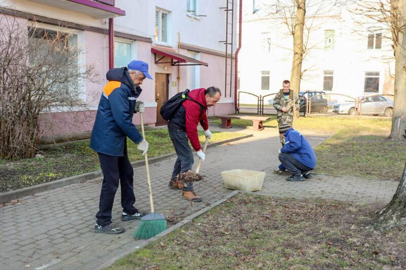 Не словом, а делом: во дворах многоквартирных жилых домов в Несвиже прошёл субботник