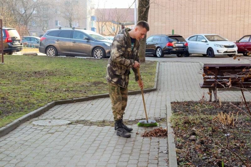 Не словом, а делом: во дворах многоквартирных жилых домов в Несвиже прошёл субботник