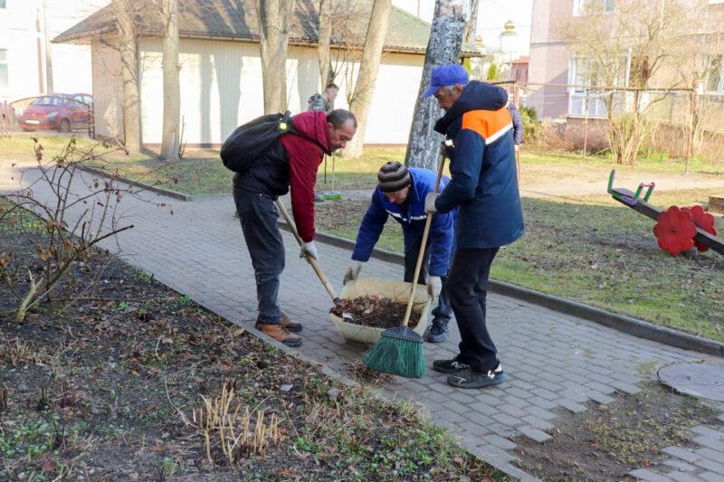 Не словом, а делом: во дворах многоквартирных жилых домов в Несвиже прошёл субботник