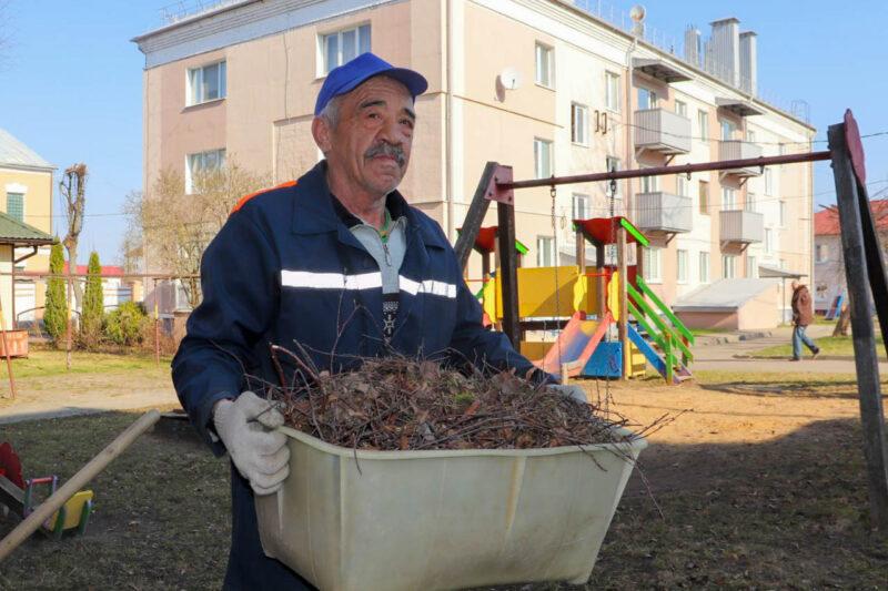 Не словом, а делом: во дворах многоквартирных жилых домов в Несвиже прошёл субботник