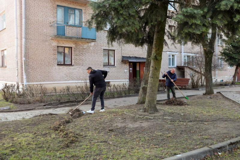Не словом, а делом: во дворах многоквартирных жилых домов в Несвиже прошёл субботник