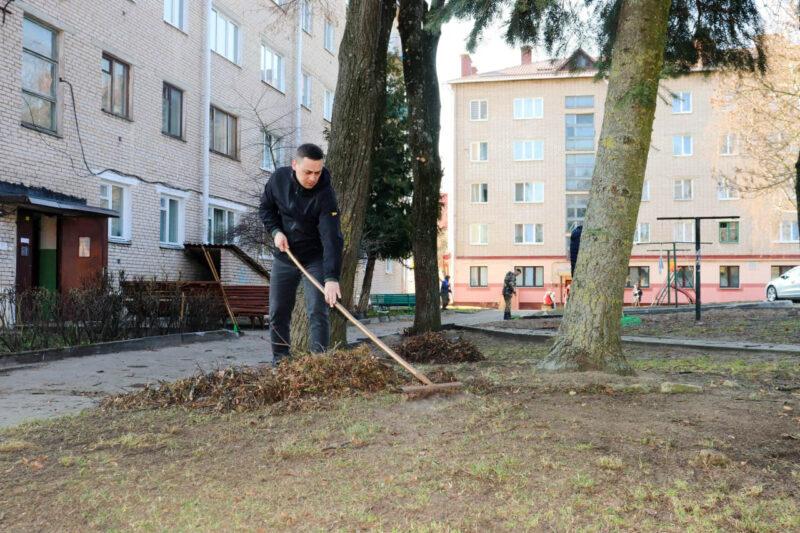 Не словом, а делом: во дворах многоквартирных жилых домов в Несвиже прошёл субботник