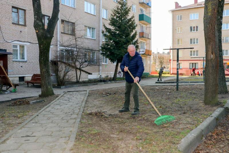 Не словом, а делом: во дворах многоквартирных жилых домов в Несвиже прошёл субботник