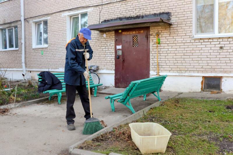 Не словом, а делом: во дворах многоквартирных жилых домов в Несвиже прошёл субботник