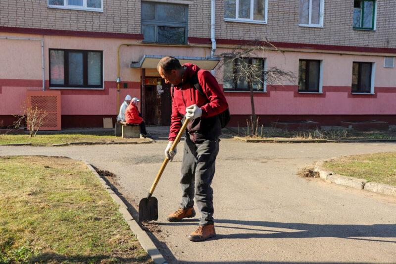 Не словом, а делом: во дворах многоквартирных жилых домов в Несвиже прошёл субботник