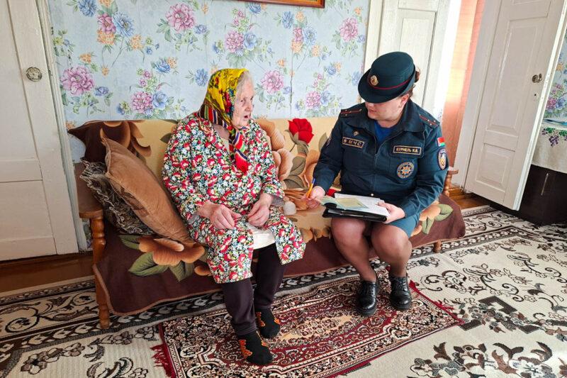 Под прицелом внимания спасателей каждый житель района: профилактические рейды в жилом фонде продолжаются