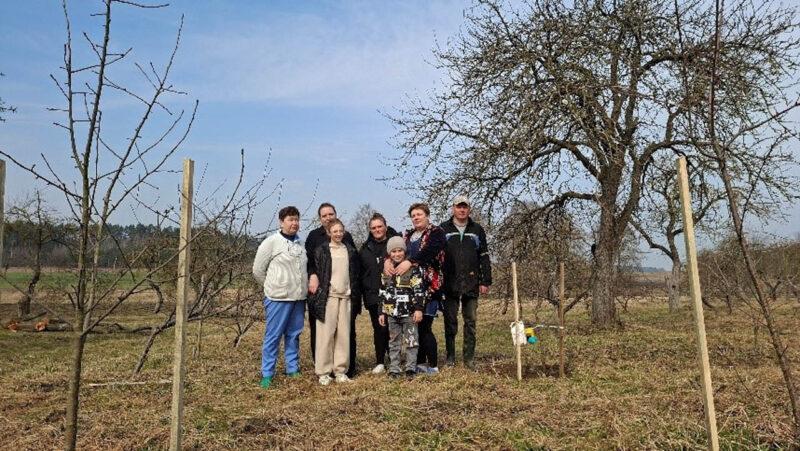 Символ связи поколений: на территории Несвижского социального пансионата «Берёзка» появился молодой яблоневый сад