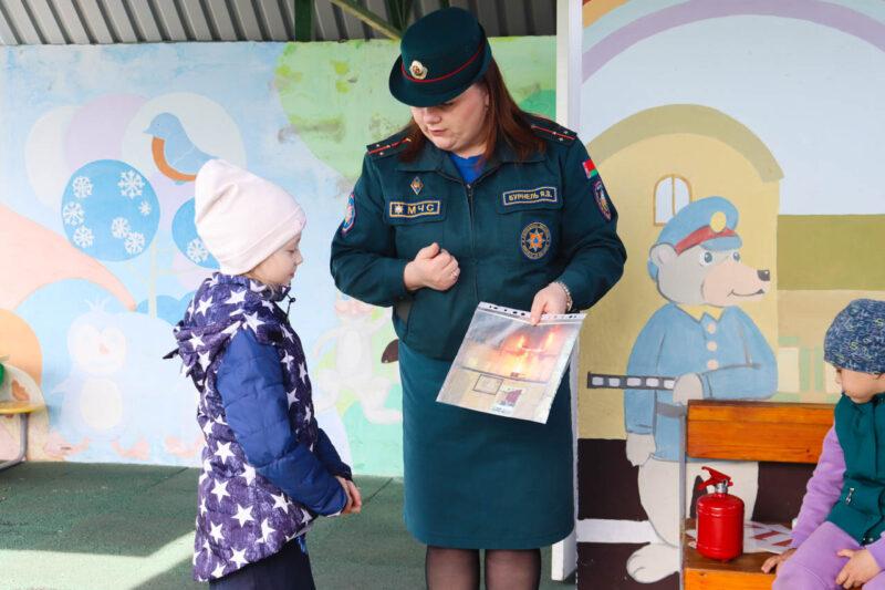 «Волшебная страна» безопасности: спасатели побывали в гостях у воспитанников ГУО «Детский сад №1 г. Несвижа