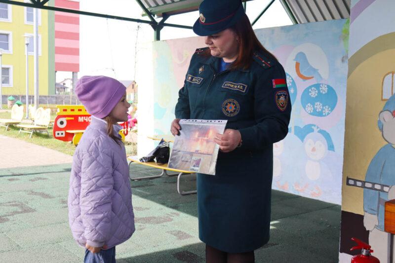 «Волшебная страна» безопасности: спасатели побывали в гостях у воспитанников ГУО «Детский сад №1 г. Несвижа