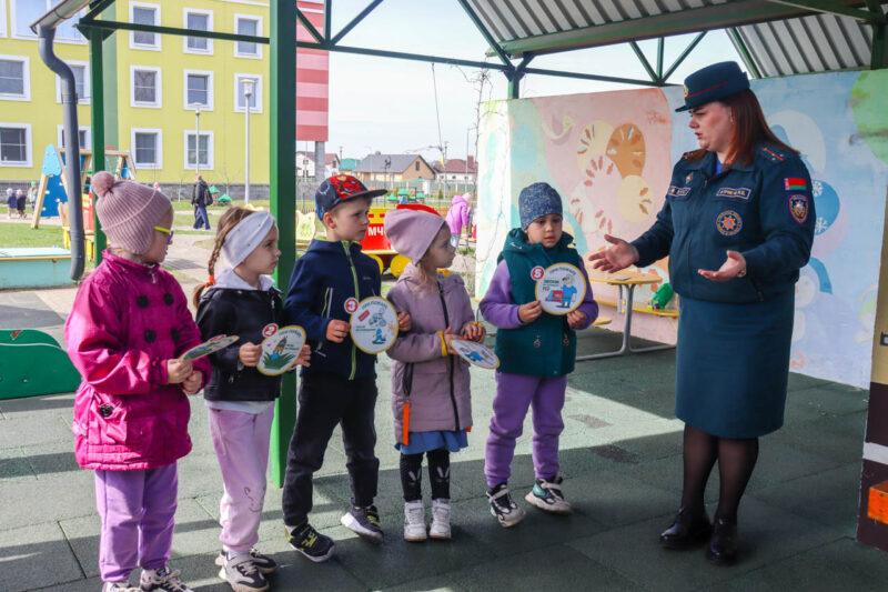 «Волшебная страна» безопасности: спасатели побывали в гостях у воспитанников ГУО «Детский сад №1 г. Несвижа