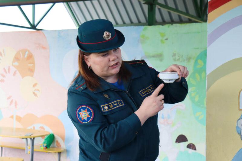 «Волшебная страна» безопасности: спасатели побывали в гостях у воспитанников ГУО «Детский сад №1 г. Несвижа
