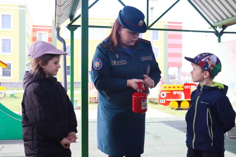 «Волшебная страна» безопасности: спасатели побывали в гостях у воспитанников ГУО «Детский сад №1 г. Несвижа