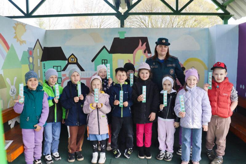 «Волшебная страна» безопасности: спасатели побывали в гостях у воспитанников ГУО «Детский сад №1 г. Несвижа