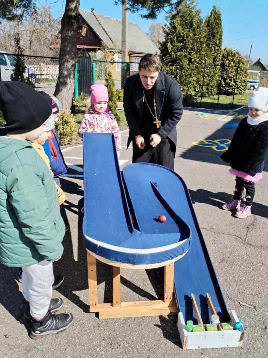 В период Пасхальной недели Детский сад №2 посетил клирик храма Георгия Победоносца Павел Фокин