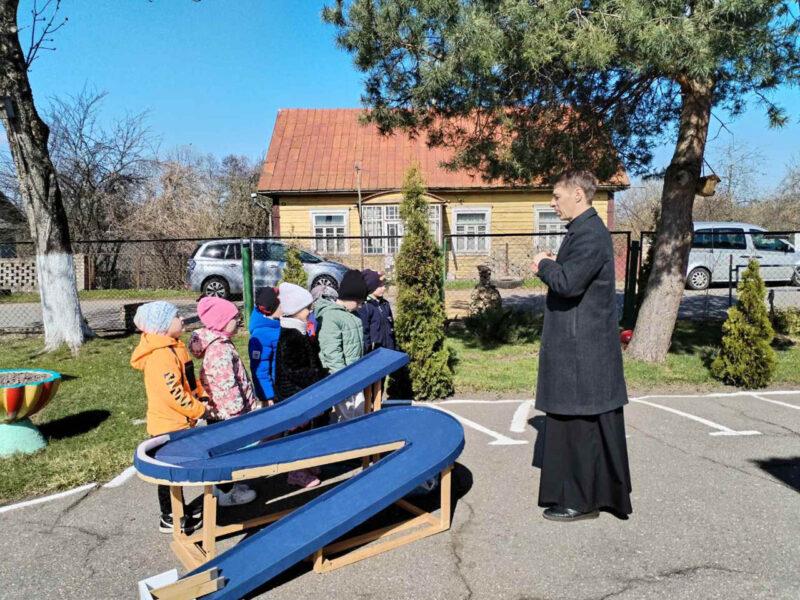 В период Пасхальной недели Детский сад №2 посетил клирик храма Георгия Победоносца Павел Фокин