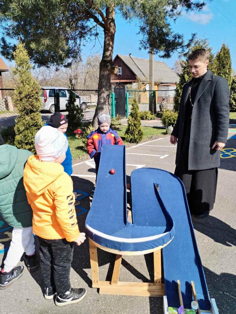 В период Пасхальной недели Детский сад №2 посетил клирик храма Георгия Победоносца Павел Фокин