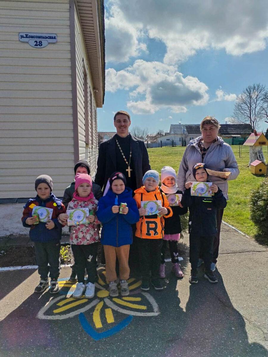 В период Пасхальной недели Детский сад №2 посетил клирик храма Георгия Победоносца Павел Фокин