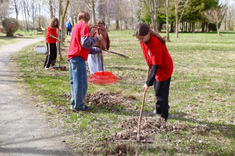 В Несвиже стало чище и зеленее благодаря добрым сердцам! Фотофакт