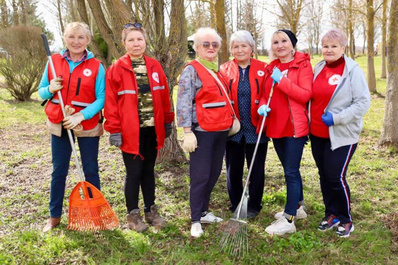 В Несвиже стало чище и зеленее благодаря добрым сердцам! Фотофакт