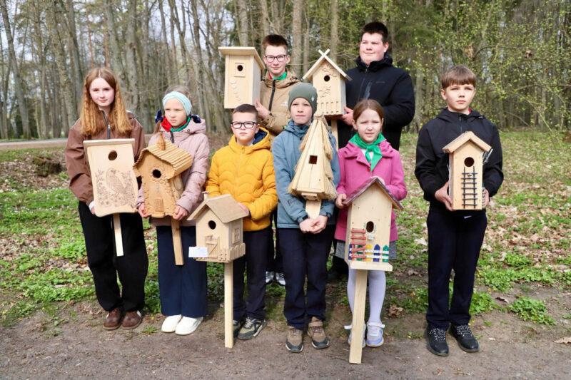 Новые скворечники от школьников района появились в несвижском городском парке в рамках экологического форума