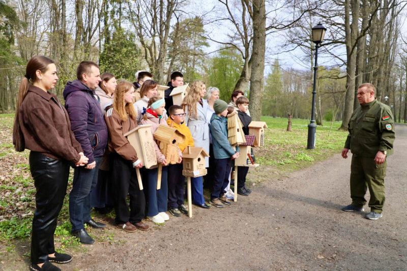 Новые скворечники от школьников района появились в несвижском городском парке в рамках экологического форума