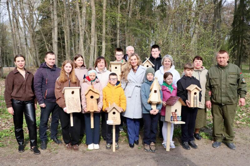 Скворечники от школьников — победителей конкурса «Встречаем пернатых друзей» появились в Несвижском городском парке
