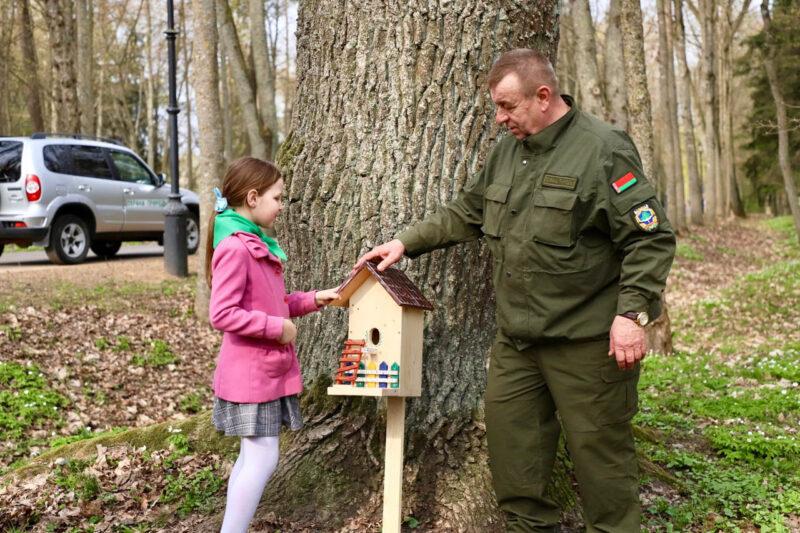 Новые скворечники от школьников района появились в несвижском городском парке в рамках экологического форума