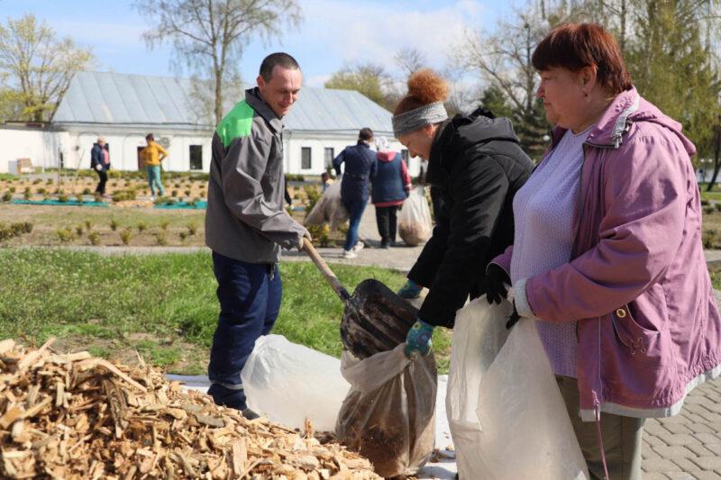 Труд на благо родной земли! На Несвижчине прошёл республиканский и районный субботник